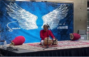 Increible Tabla Vadan por Balarama Das Gutierrez Perez en un evento cultural en Caracas. El es un artista venezolano que obtuvo una beca ICCR y estudio en el Kathak Kendra en Nueva Delhi